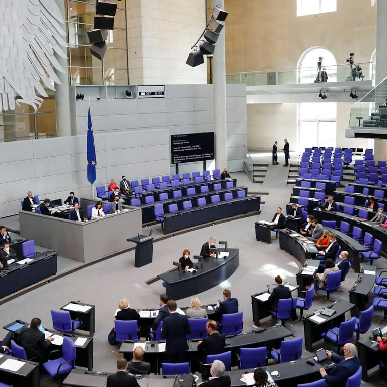Plenarsaal des Bundestags (Archiv): Am Donnerstag wurden die Abgabefristen für die Steuererklärungen verlängert.