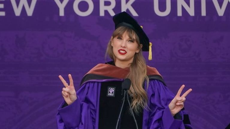 Taylor Swift spricht während einer Abschlussfeier der New York University im Yankee Stadium.