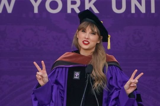 Taylor Swift spricht während einer Abschlussfeier der New York University im Yankee Stadium.