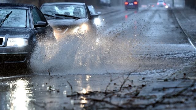 Sturm und Starkregen: Bei so extremen Wetterlagen fährt man möglichst gar nicht erst los.