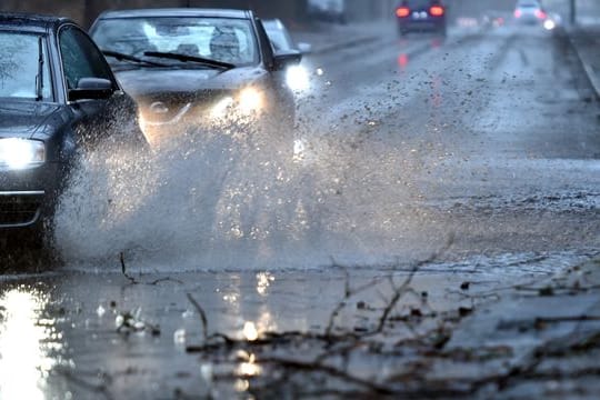 Sturm und Starkregen: Bei so extremen Wetterlagen fährt man möglichst gar nicht erst los.