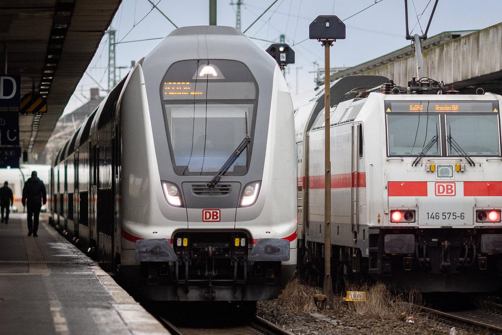 Intercity-Züge am Hauptbahnhof Hannover (Symbolbild): Niedersachsen lässt sich die Unterstützung für das 9-Euro-Ticket noch offen.