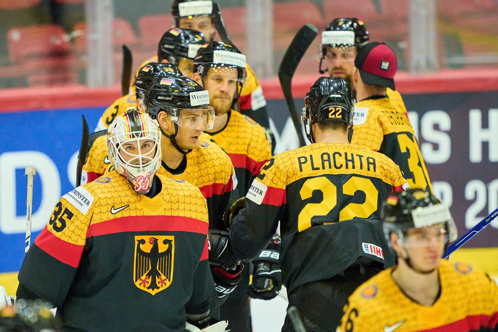 Deutschlands Eishockey-Team: Der Start der Partie gegen Dänemark verzögert sich.