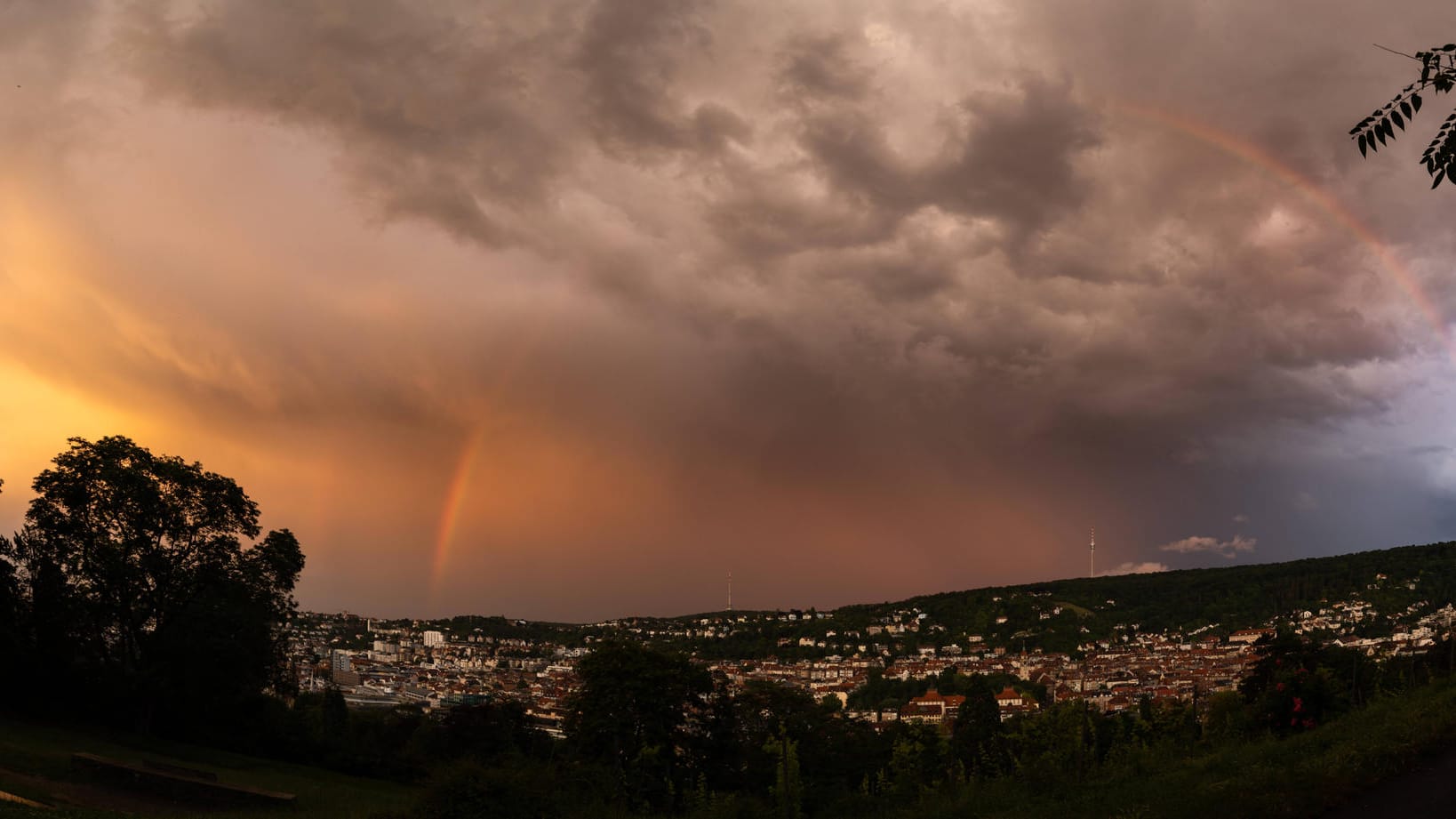 Ein Gewitter zieht über Stuttgart (Archiv): Am Freitag sind in der Metropolregion schwere Gewitter möglich.