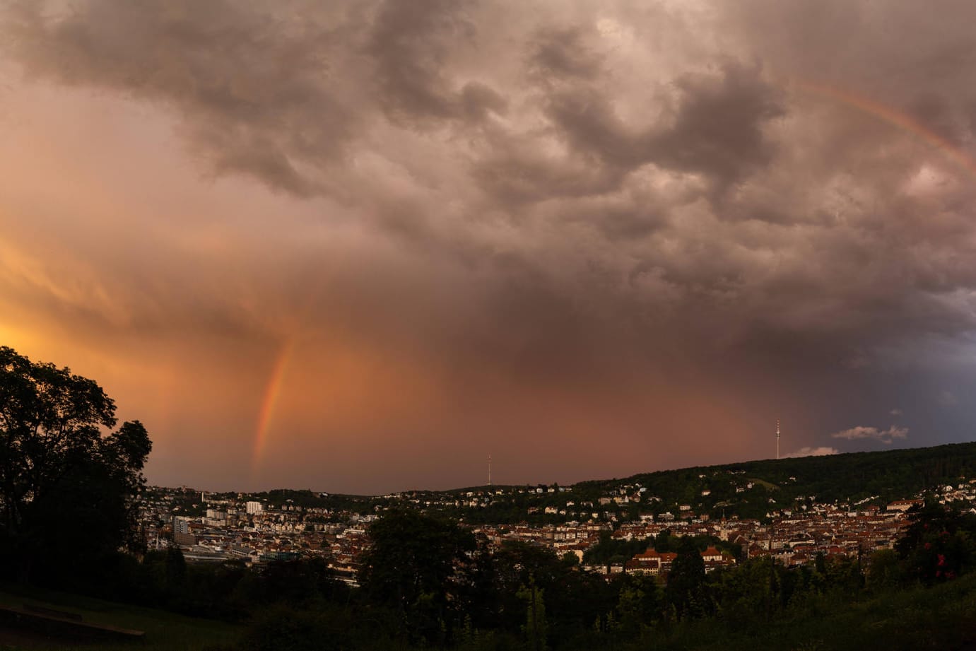 Ein Gewitter zieht über Stuttgart (Archiv): Am Freitag sind in der Metropolregion schwere Gewitter möglich.