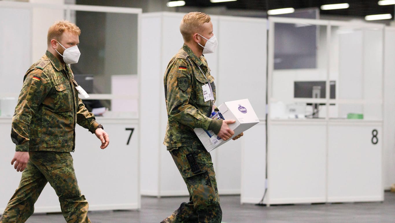 Zwei Soldaten in einem Impfzentrum (Archiv): Im Januar sowie Dezember vergangenen Jahres war der Befehl zur Impfung gegen das Coronavirus erteilt worden.