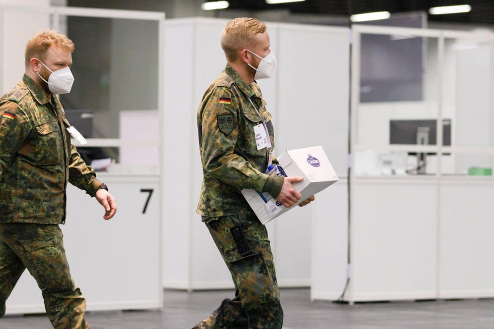 Zwei Soldaten in einem Impfzentrum (Archiv): Im Januar sowie Dezember vergangenen Jahres war der Befehl zur Impfung gegen das Coronavirus erteilt worden.