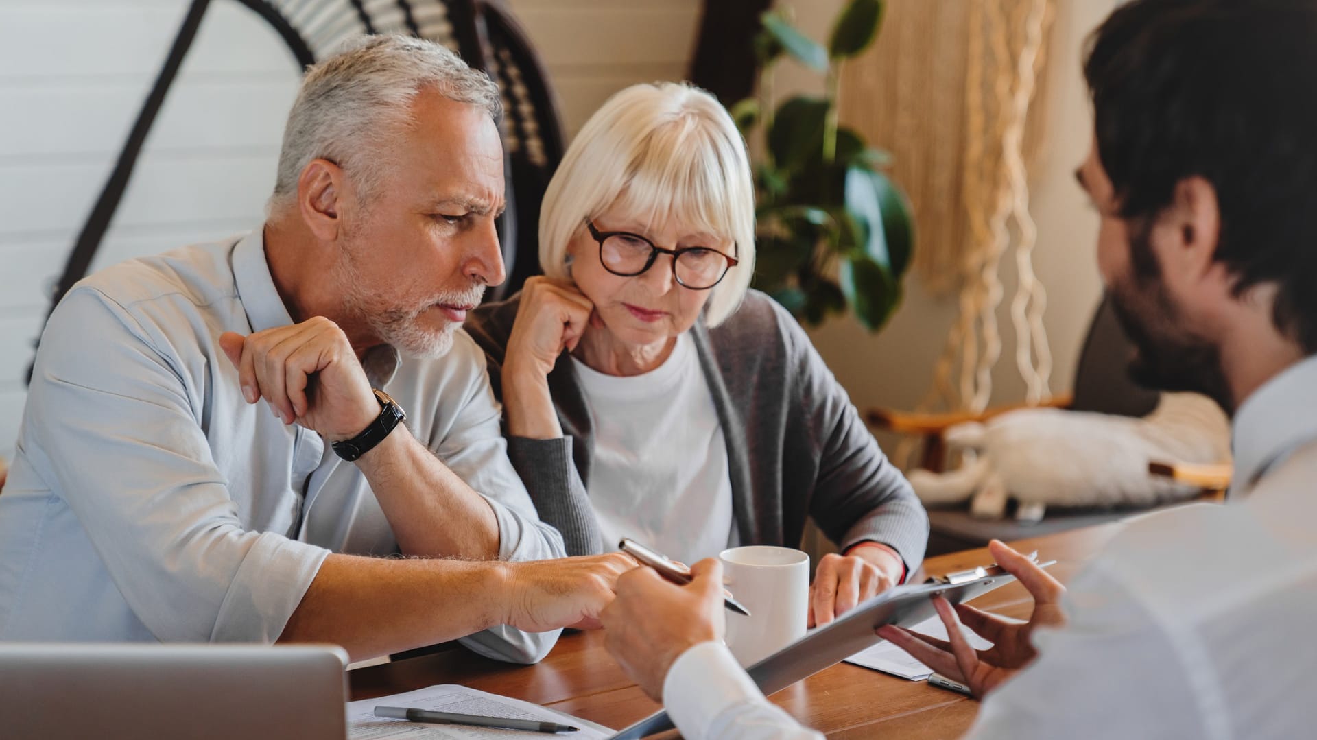 Um den aktuellen Wert Ihrer Immobilie zu ermitteln ist es ratsam auf die Expertise eines Immobilienmaklers zu vertrauen. Um den aktuellen Wert Ihrer Immobilie zu ermitteln ist es ratsam auf die Expertise eines Immobilienmaklers zu vertrauen.