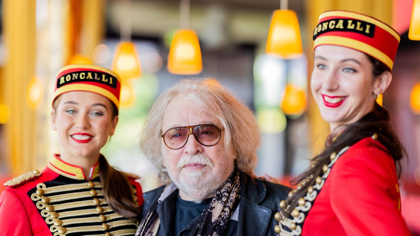 Bernhard Paul mit Mitarbeiterinnen seines Zirkus' Roncalli: Ans Aufhören denk der 75-Jährige nicht.