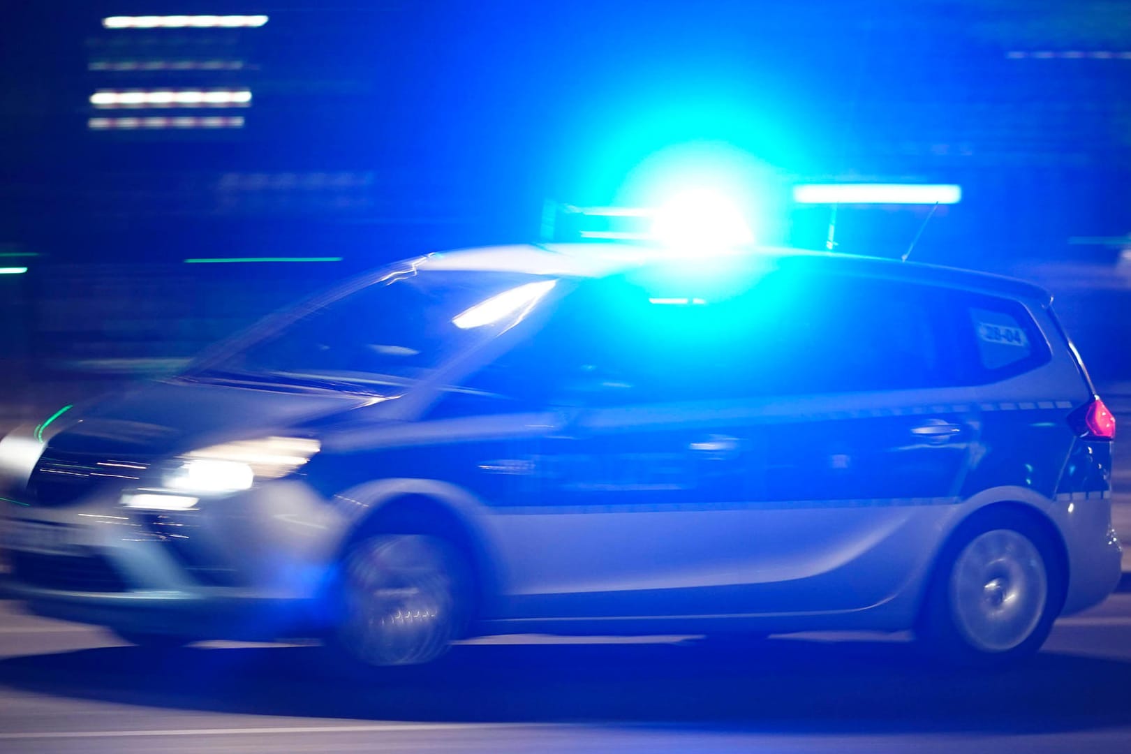 Ein Polizeiauto bei einer Einsatzfahrt mit Blaulicht (Symbolbild): Der Fahrer hinterließ ein Feld der Verwüstung.