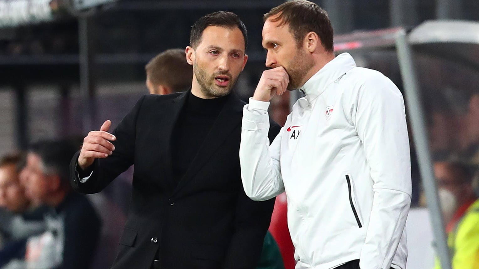 Domenico Tedesco im Gespräch mit Andreas Hinkel: Beide kennen sich von der U17 des VfB Stuttgart.