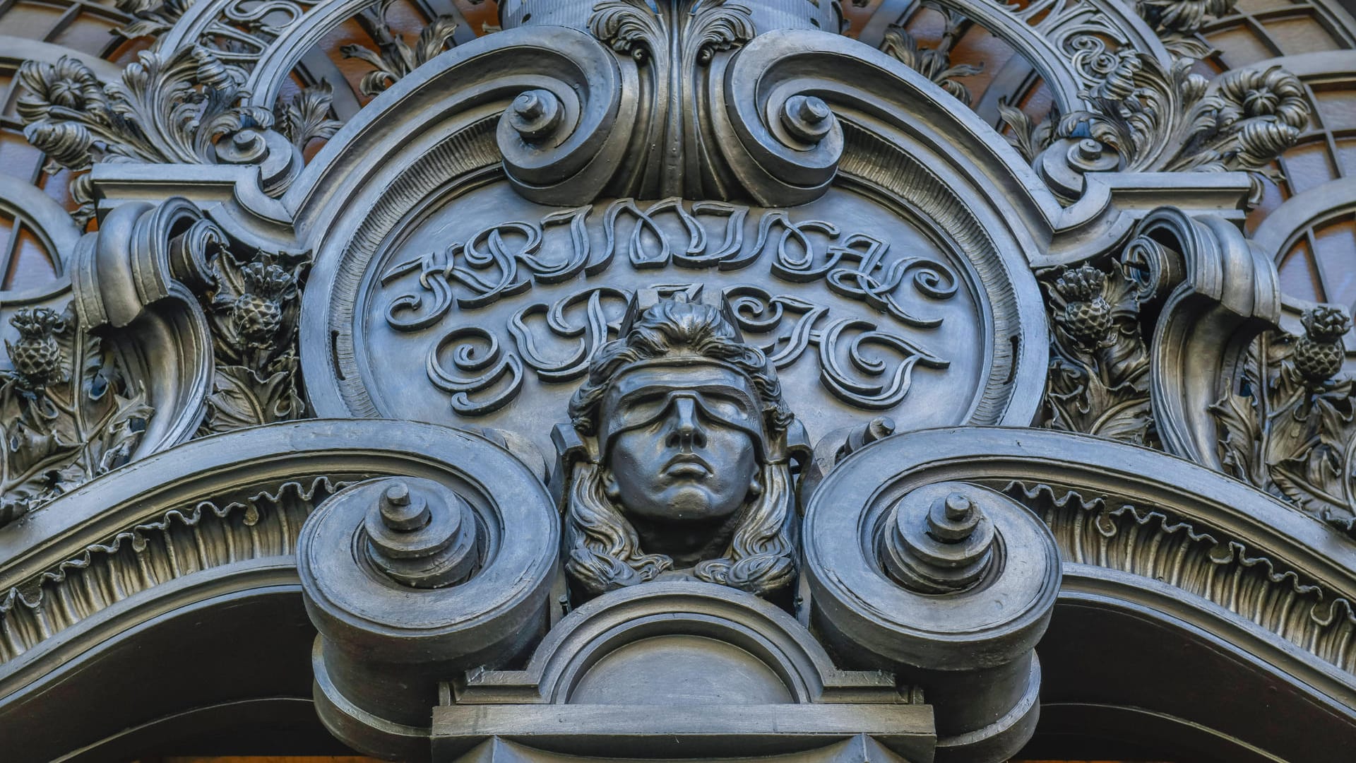 Justitia am Kriminalgericht in der Turmstrasse, Moabit (Symbolbild): Zum Zeitpunkt der Herstellung der falschen Impfausweise sei das Verhalten des Verurteilten noch nicht strafbar gewesen. Justitia am Kriminalgericht in der Turmstrasse, Moabit (Symbolbild): Zum Zeitpunkt der Herstellung der falschen Impfausweise sei das Verhalten des Verurteilten noch nicht strafbar gewesen.
