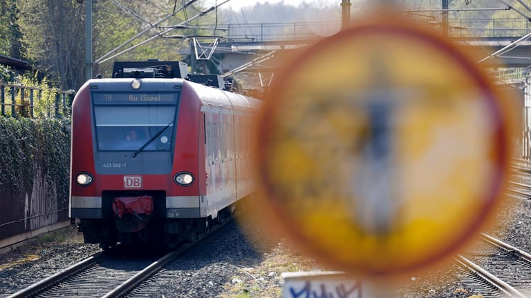 Eine S-Bahn der Linie 19 auf dem Weg nach Au (Sieg): Das Unternehmen gibt eine milliardenschwere Ausschreibung zur Investition in die eigenen Bahnen aus.