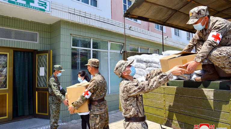 Die staatliche Nachrichtenagentur KCNA zeigt, wie Soldaten Medikamente an eine Apotheke liefern: Medienberichten zufolge sollen medizinische Produkte aus China importiert worden sein.