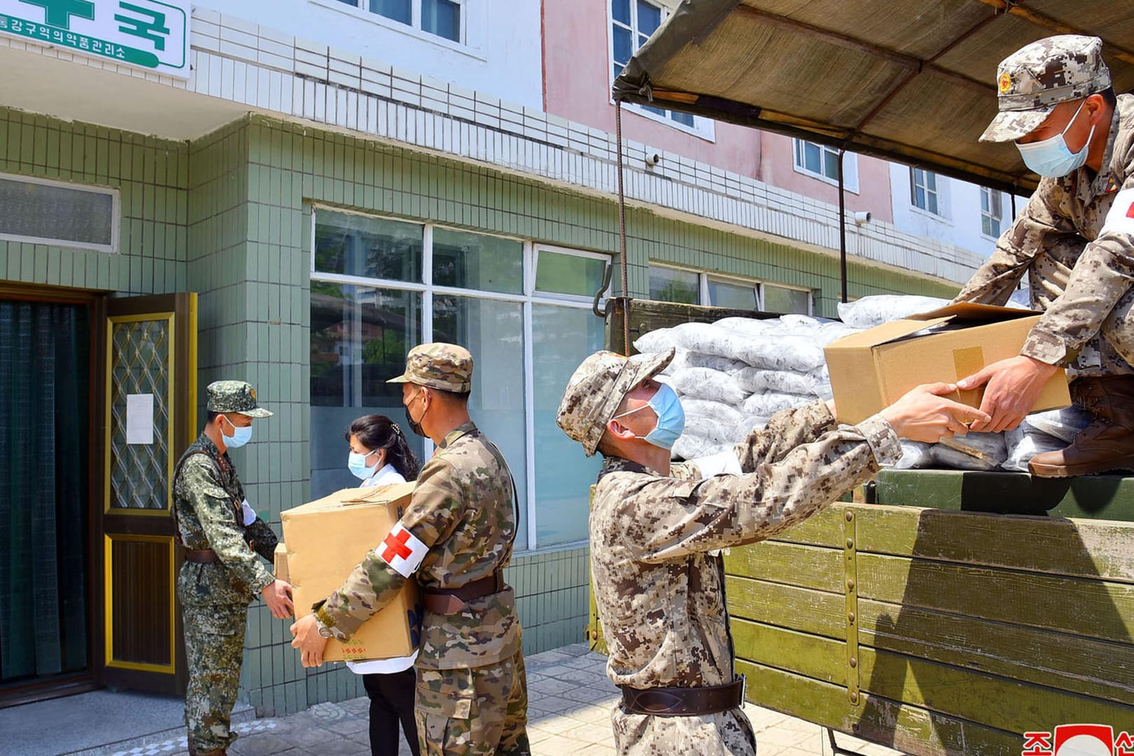Die staatliche Nachrichtenagentur KCNA zeigt, wie Soldaten Medikamente an eine Apotheke liefern: Medienberichten zufolge sollen medizinische Produkte aus China importiert worden sein.