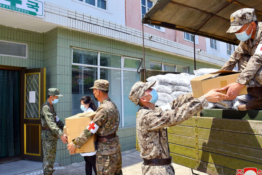 Die staatliche Nachrichtenagentur KCNA zeigt, wie Soldaten Medikamente an eine Apotheke liefern: Medienberichten zufolge sollen medizinische Produkte aus China importiert worden sein.