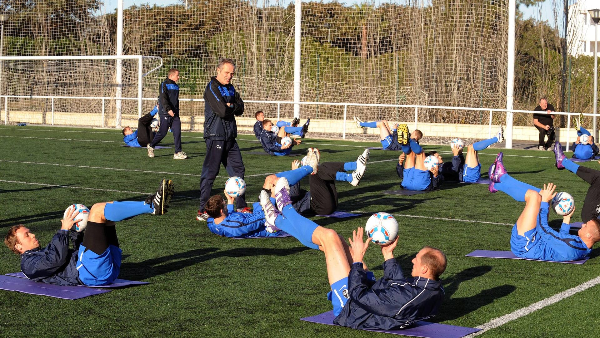 Der Trainer und seine Spieler: Christian Streich (stehend) mit seinem Freiburger Team in der Saison 2011/2012. Mit dabei: Andreas Hinkel (li.).