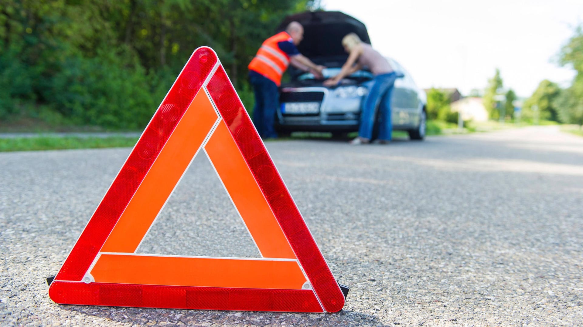 Warndreieck und Warnweste: Sie gehören in jedes Auto.