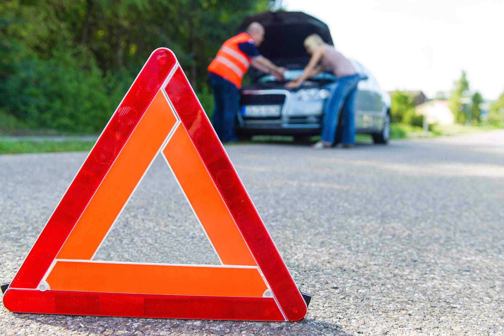 Warndreieck und Warnweste: Sie gehören in jedes Auto.