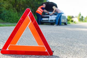 Warndreieck und Warnweste: Sie gehören in jedes Auto.