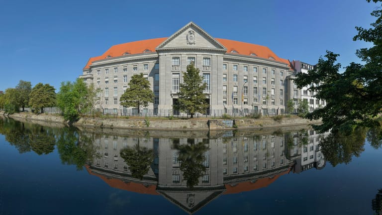 Verteidigungsministerium in Berlin: Das Haus hat noch jeden Minister erledigt.