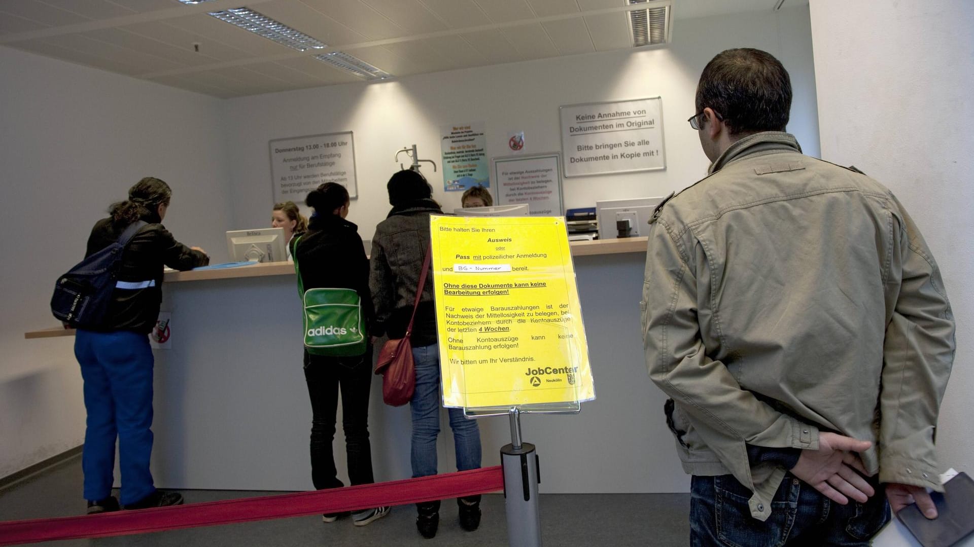 Wartende in einem Berliner Jobcenter (Archivbild): Wer Hartz IV bezieht, hat nun weniger Einschnitte zu befürchten.