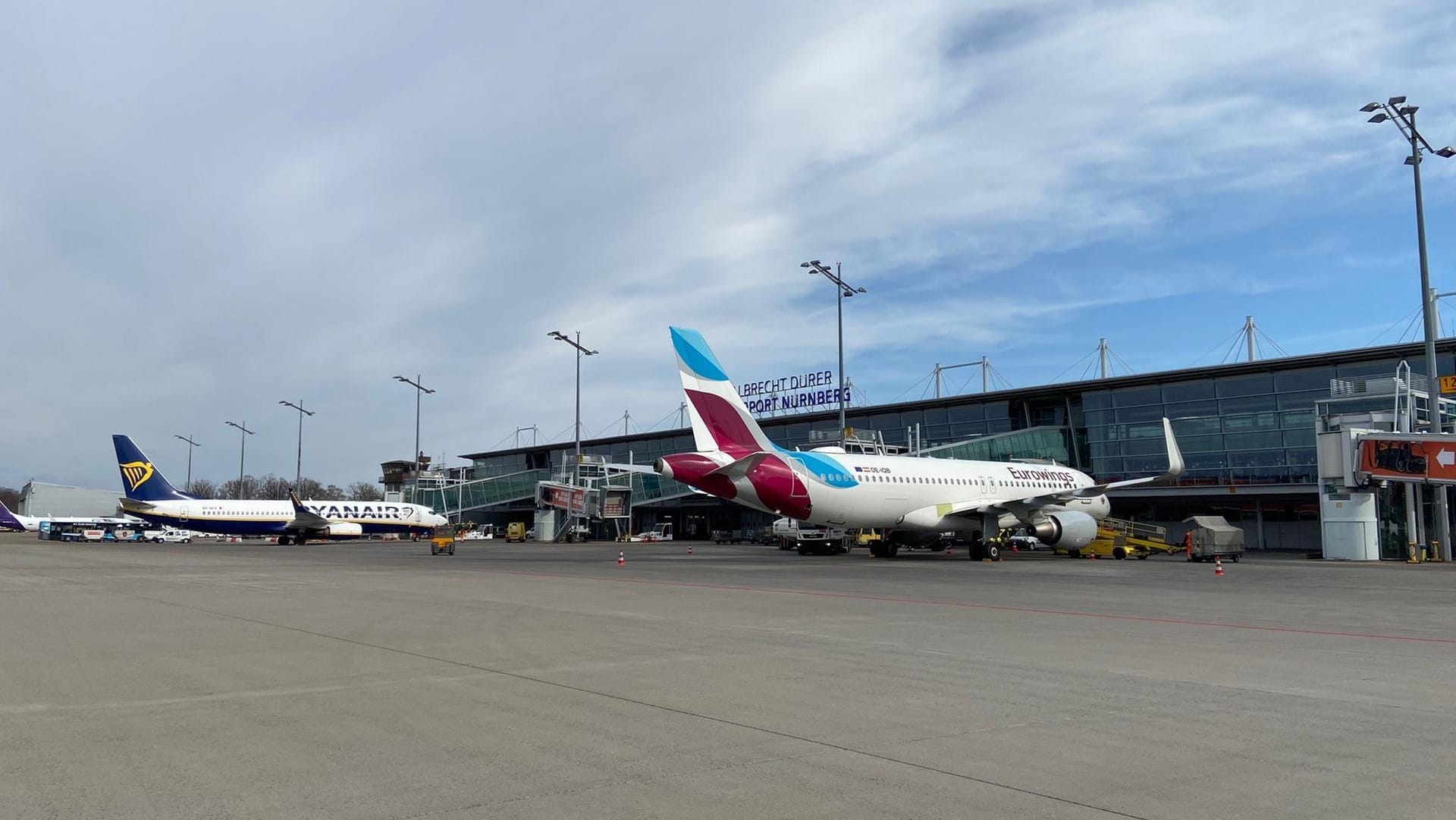 Wenn starker Wind angekündigt ist, werden die Flugzeuge am Airport Nürnberg umgeparkt. Wenn starker Wind angekündigt ist, werden die Flugzeuge am Airport Nürnberg umgeparkt.