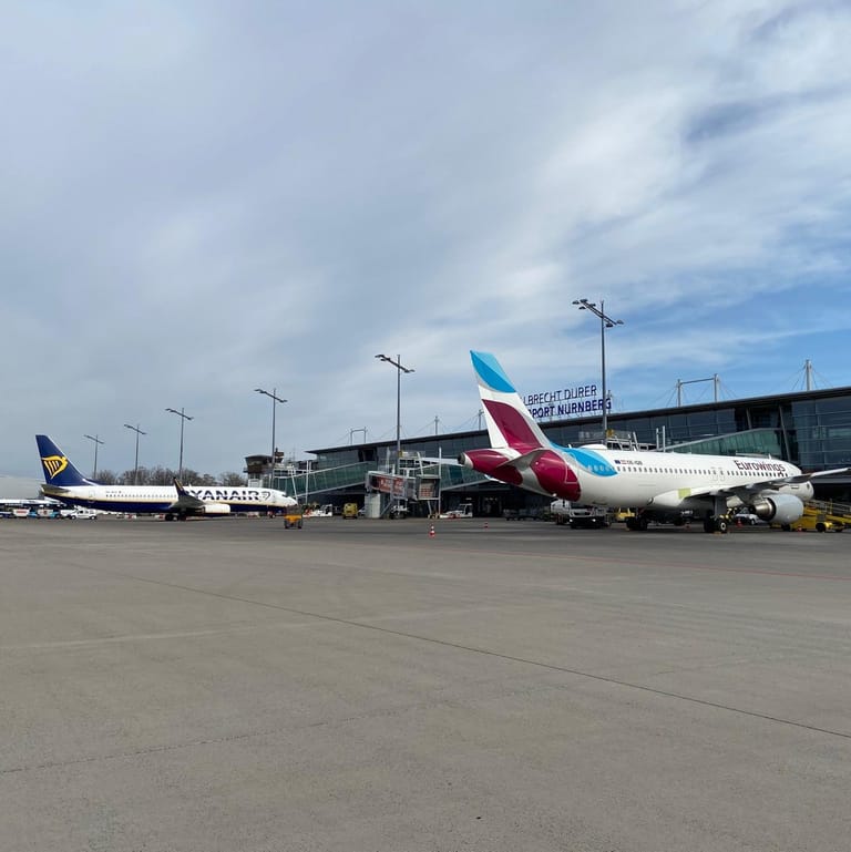 Wenn starker Wind angekündigt ist, werden die Flugzeuge am Airport Nürnberg umgeparkt.