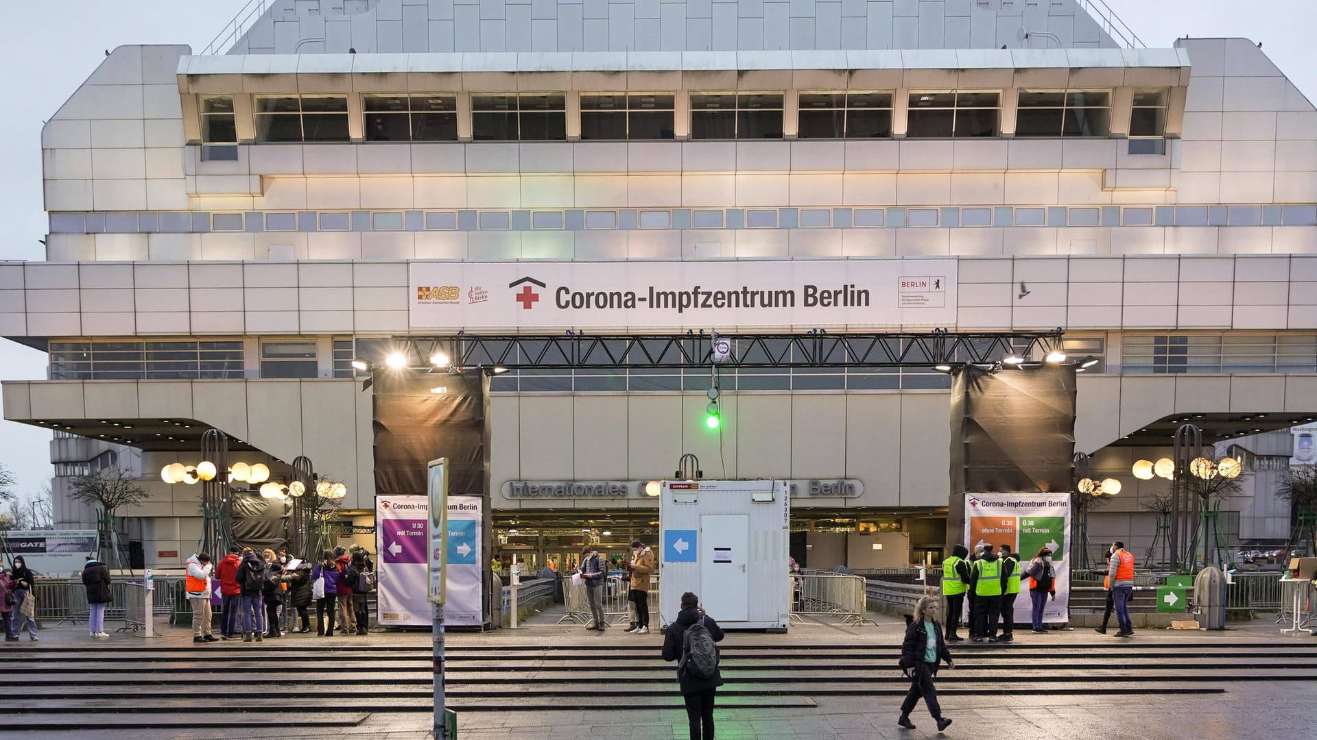 Corona-Impfzentrum ICC (Archivbild): Die Impfzentren Tegel und ICC schließen. Corona-Impfzentrum ICC (Archivbild): Die Impfzentren Tegel und ICC schließen.