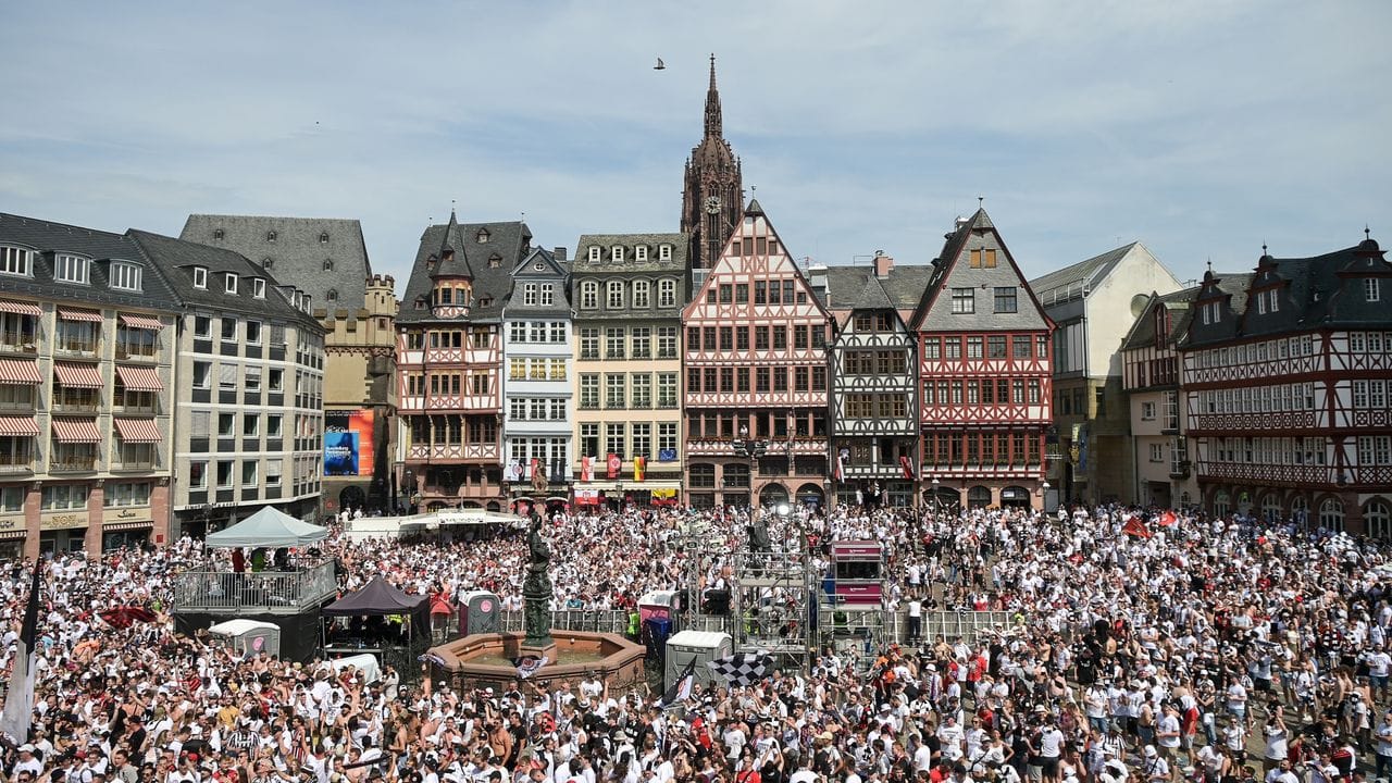 Die Eintracht-Fans warten auf dem Frankfurter Römer auf ihre Europapokal-Helden. Die Eintracht-Fans warten auf dem Frankfurter Römer auf ihre Europapokal-Helden.