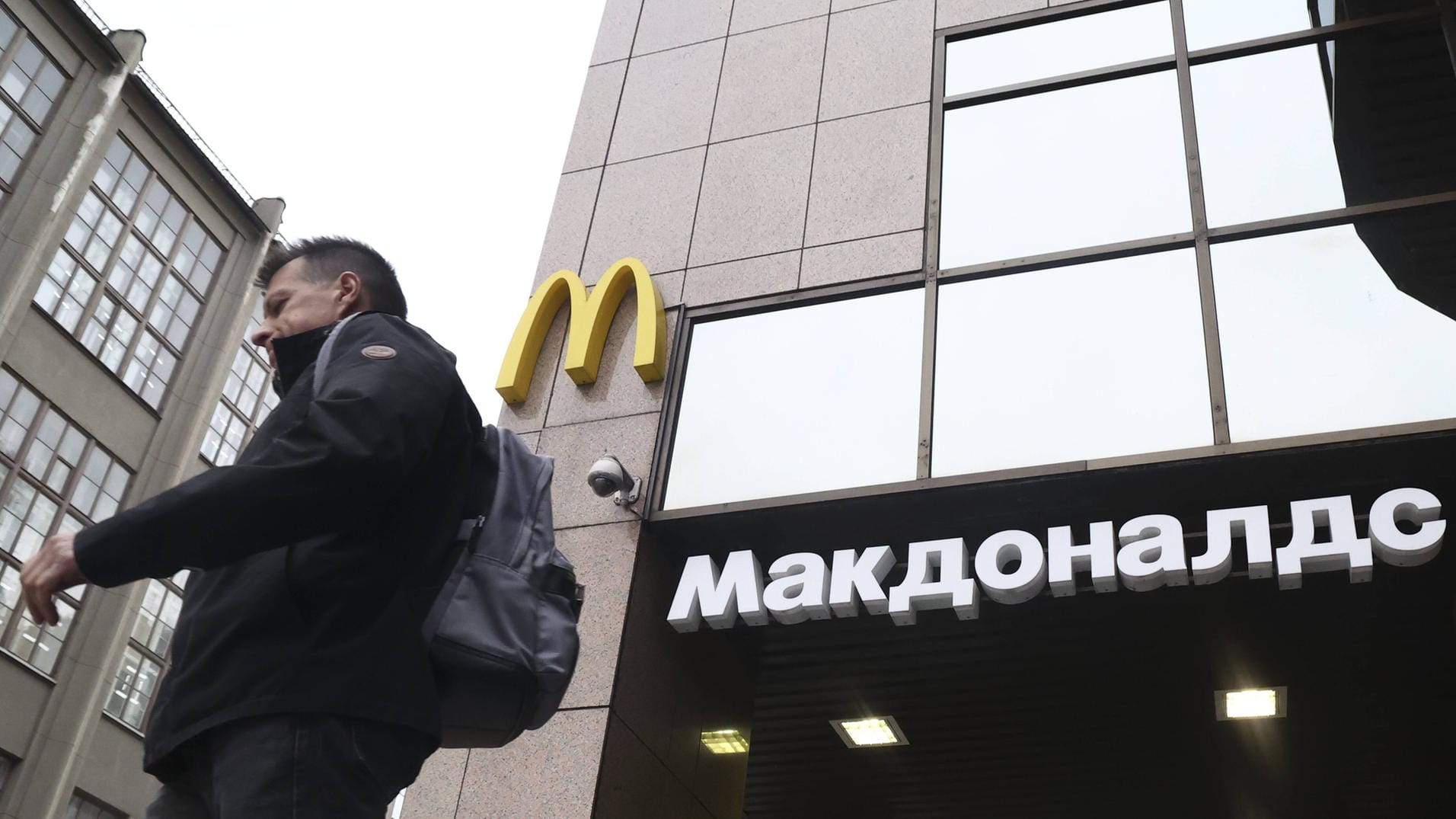 Ein Mann läuft an einer McDonald's-Filiale in Moskau vorbei (Symbolbild): Die Fastfoodkette hatte nach Beginn des Ukrainekriegs alle Filialen in Russland geschlossen.