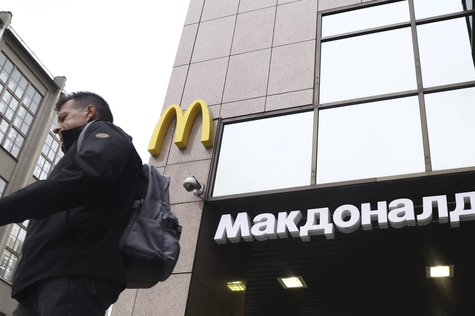 Ein Mann läuft an einer McDonald's-Filiale in Moskau vorbei (Symbolbild): Die Fastfoodkette hatte nach Beginn des Ukrainekriegs alle Filialen in Russland geschlossen. Ein Mann läuft an einer McDonald's-Filiale in Moskau vorbei (Symbolbild): Die Fastfoodkette hatte nach Beginn des Ukrainekriegs alle Filialen in Russland geschlossen.