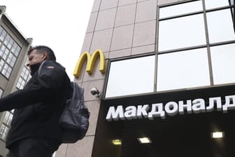 Ein Mann läuft an einer McDonald's-Filiale in Moskau vorbei (Symbolbild): Die Fastfoodkette hatte nach Beginn des Ukrainekriegs alle Filialen in Russland geschlossen.