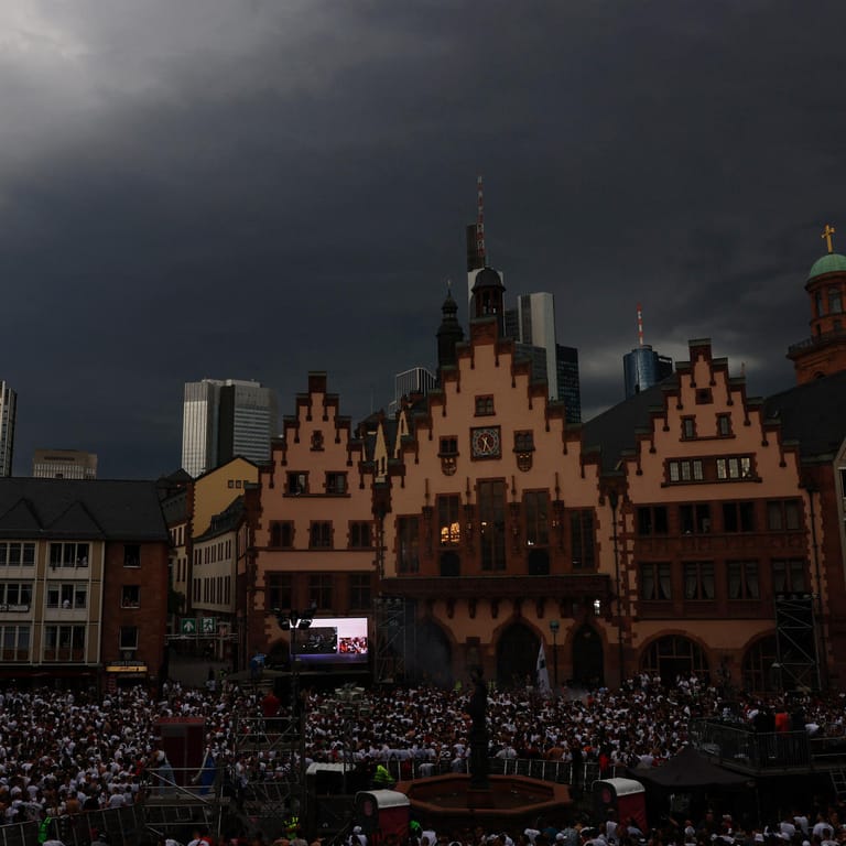 Siegesfeier in Frankfurt: Die Wolken ziehen sich auch hier zusammen. Die ersten Regentropfen fallen.