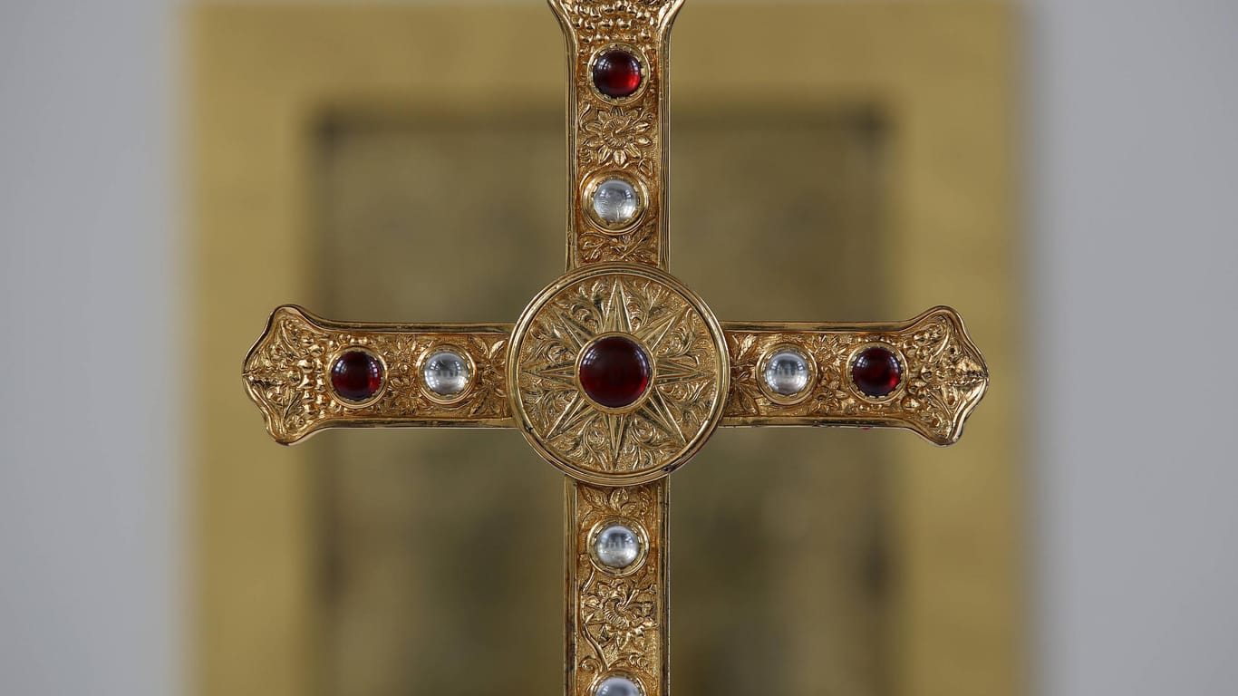 Kreuz auf dem Altar einer Kirche (Symbolbild): Die Gemeinde der Katholischen Stadtkirche Frankfurt vermisst ihr Kreuz.