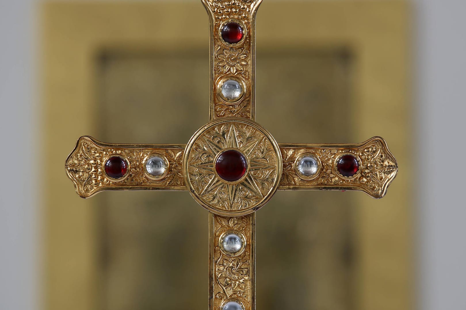 Kreuz auf dem Altar einer Kirche (Symbolbild): Die Gemeinde der Katholischen Stadtkirche Frankfurt vermisst ihr Kreuz.