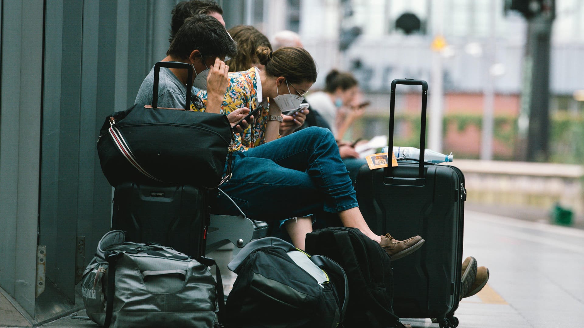 Wartende Reisende am Hauptbahnhof in Köln (Archivbild): Passagiere müssen sich auf Verspätungen und Ausfälle einstellen.