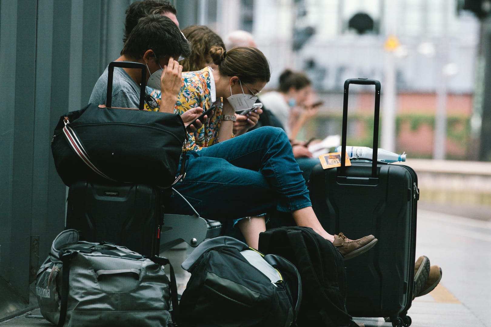 Wartende Reisende am Hauptbahnhof in Köln (Archivbild): Passagiere müssen sich auf Verspätungen und Ausfälle einstellen.