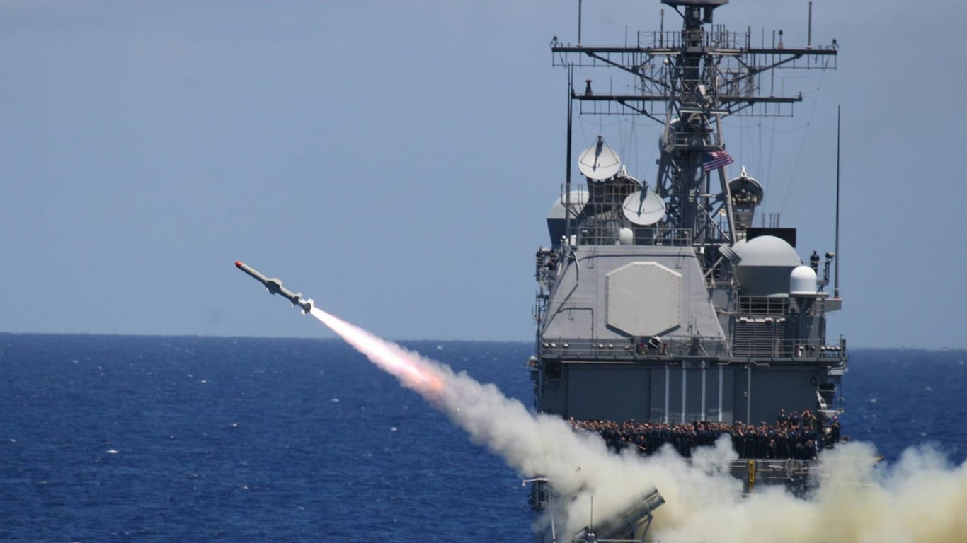 "Harpoon"-Rakete wird von einem Schiff abgefeuert: Die USA wollen die Ukraine im Krieg auf See unterstützen.