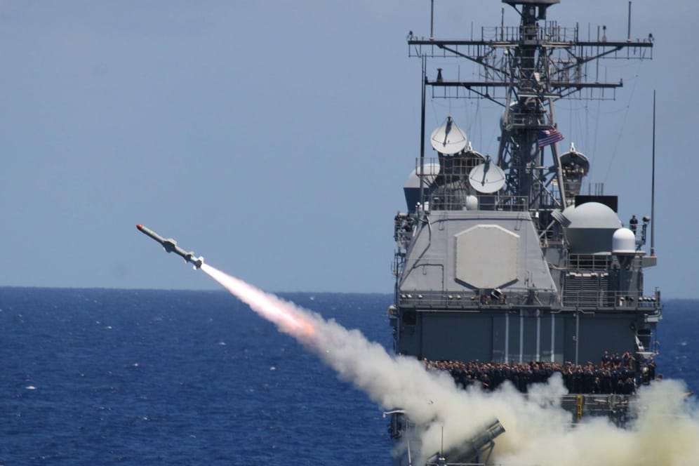 "Harpoon"-Rakete wird von einem Schiff abgefeuert: Die USA wollen die Ukraine im Krieg auf See unterstützen.