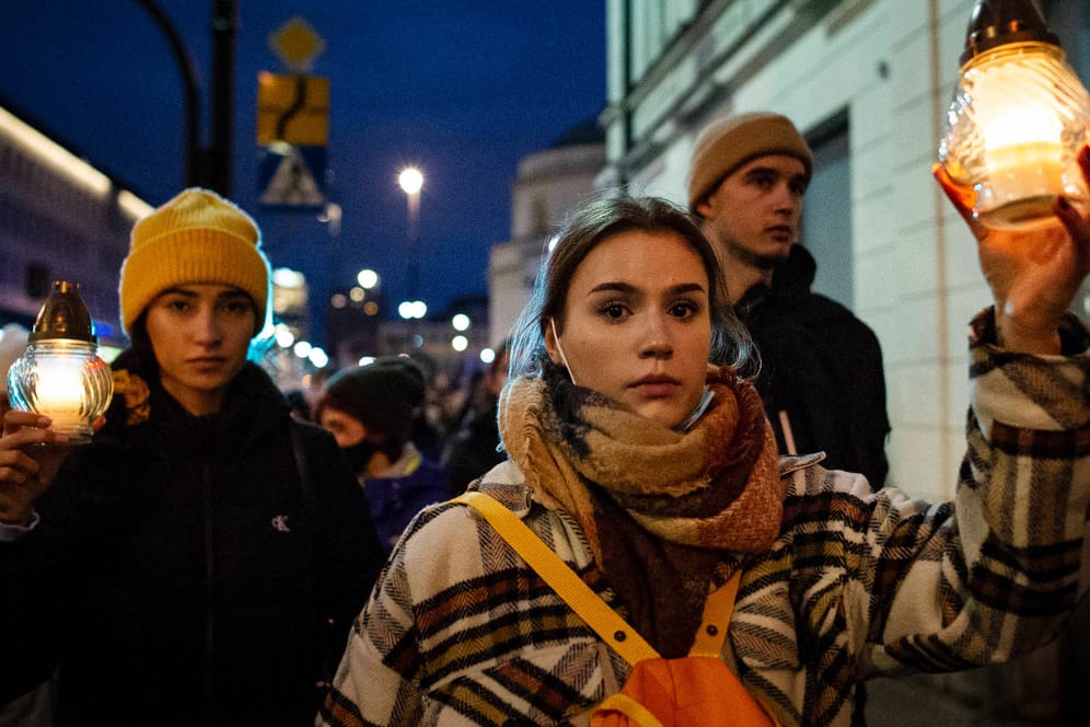 Frauen protestieren gegen das Abtreibungsgesetz in Polen: Nun trifft es auch Geflüchtete aus der Ukraine.