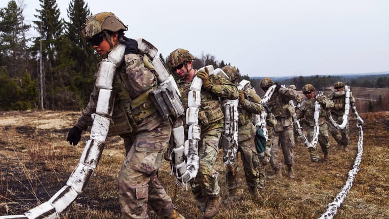 US-Soldaten beim Kampftraining in Bayern: In Europa halten sich Zehntausende Soldaten für den Notfall bereit.