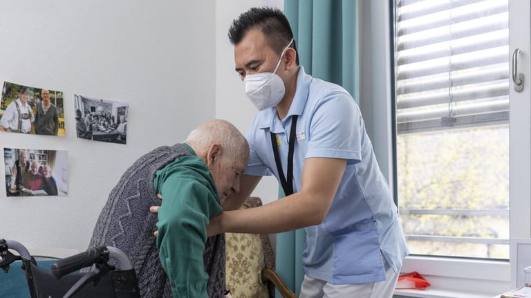Ein Pfleger bei der Arbeit: In der Altenpflege können Pflegekräfte bis zu 550 Euro als Bonus erhalten.