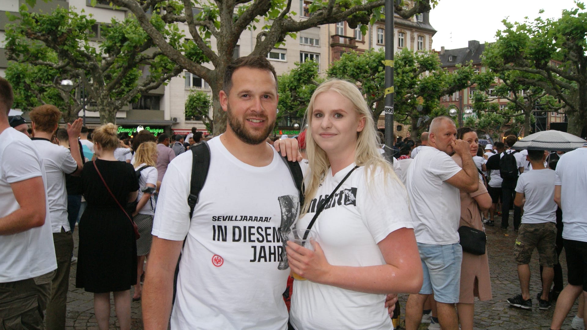 Jasmin und Max bei der Fan-Party an der Paulskirche: Die beiden sind hier, um gemeinsam mit der Eintracht zu feiern.