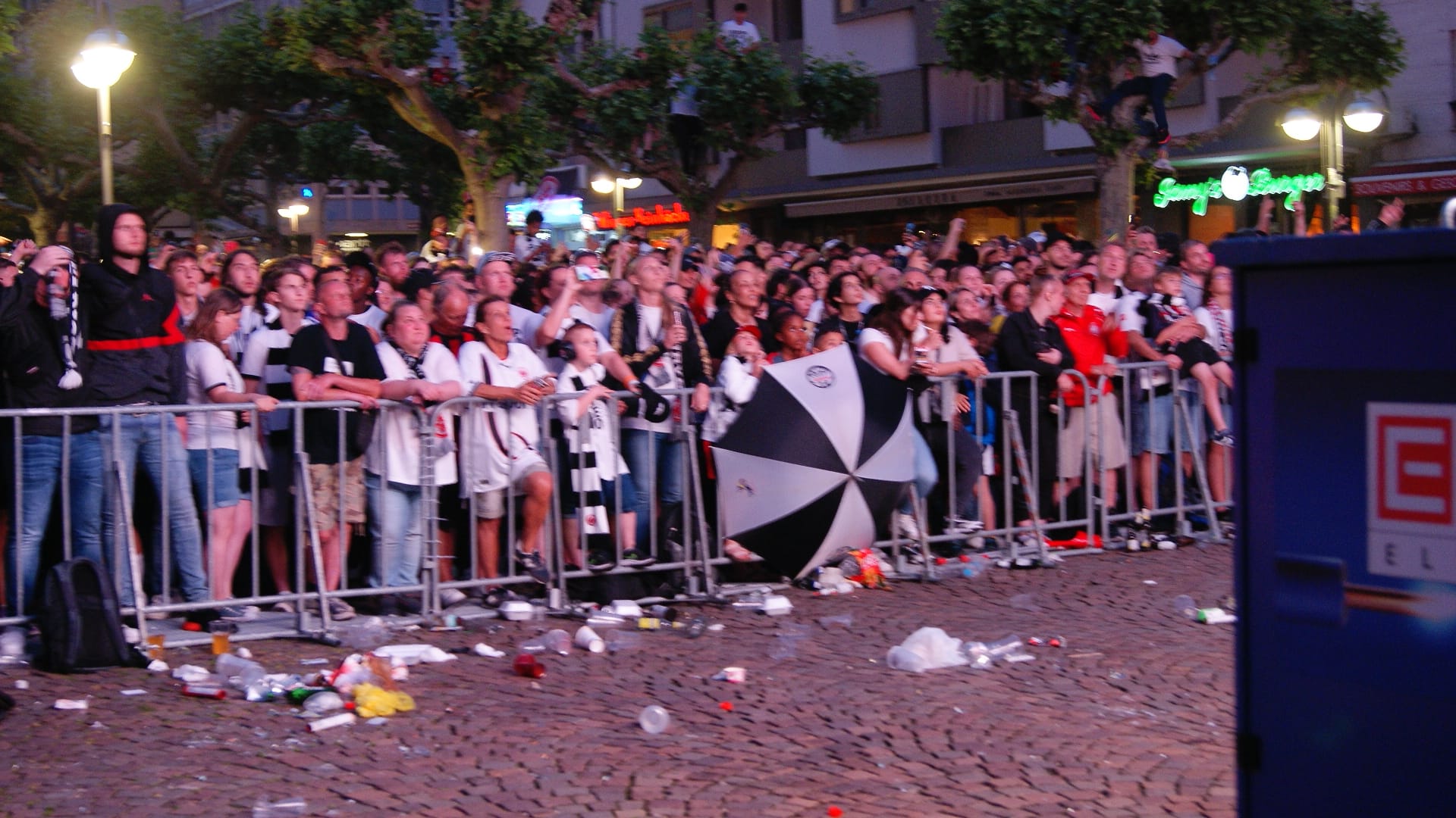 Die Fans verfolgen mit Spannung die Übertragung an der Paulskirche.