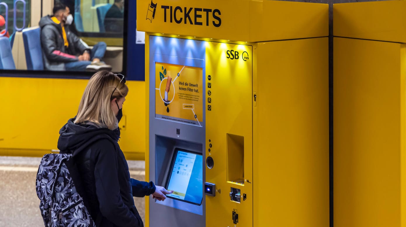 Ticketautomat in Stuttgart: Für drei Monate soll das Bahnfahren hier so günstig sein wie noch nie zuvor.