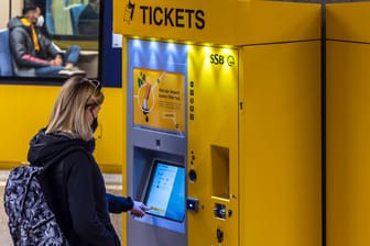 Ticketautomat in Stuttgart: Für drei Monate soll das Bahnfahren hier so günstig sein wie noch nie zuvor.