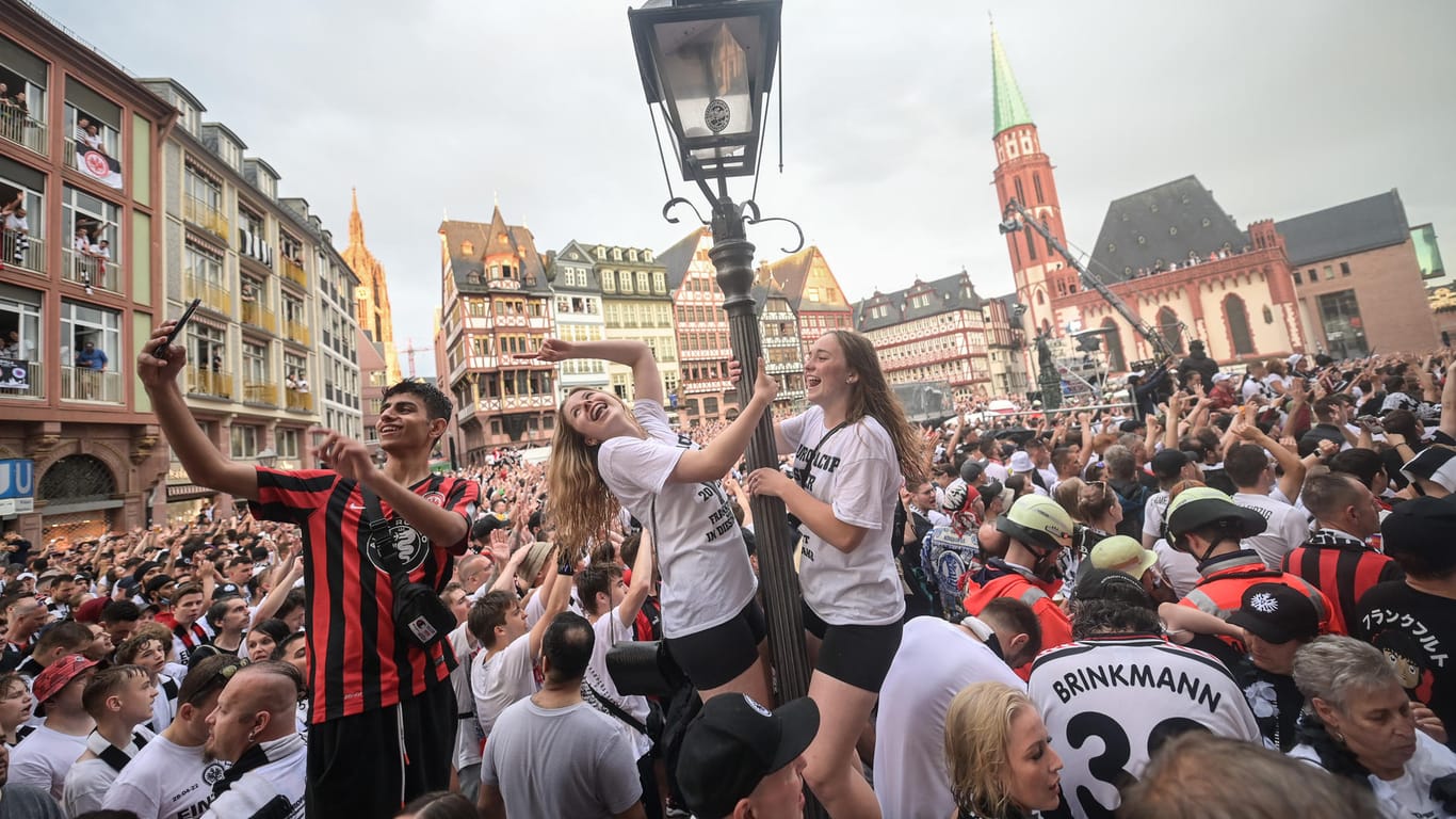 Fans feiern auf dem Römer: Ausgelassene Stimmung in Frankfurt.