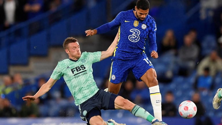 Chelsea's Ruben Loftus-Cheek setzt sich gegen Leicester City's Jamie Vardy durch.