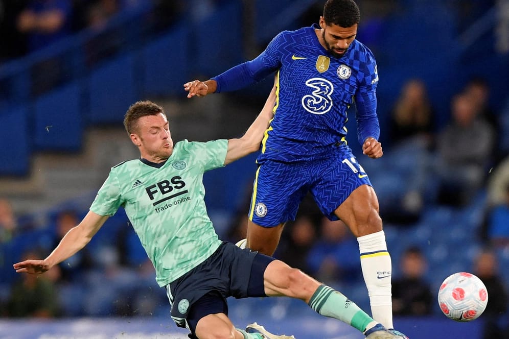 Chelsea's Ruben Loftus-Cheek setzt sich gegen Leicester City's Jamie Vardy durch.